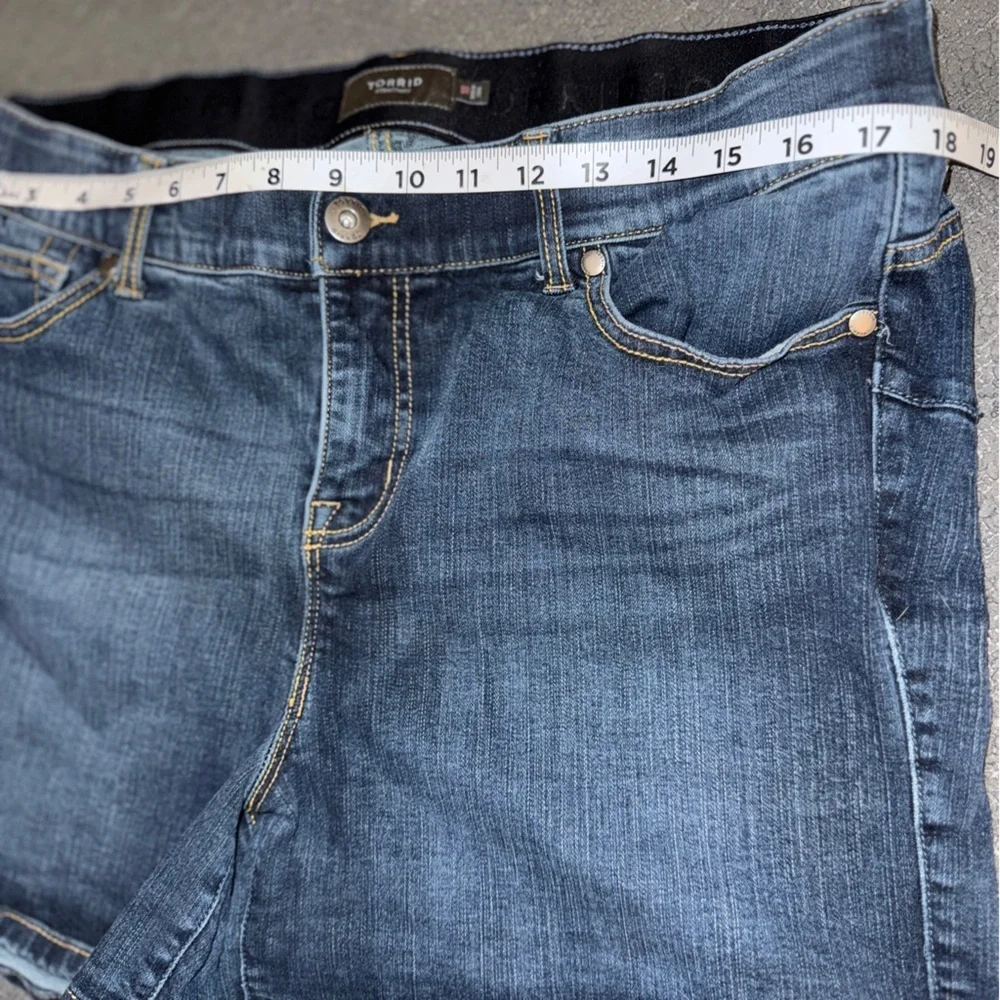 TORRID Mid Rise- Comfort Waistband- Denim Shorts, 4” Inseam, Plus Size 18​​ - Picture 3 of 8